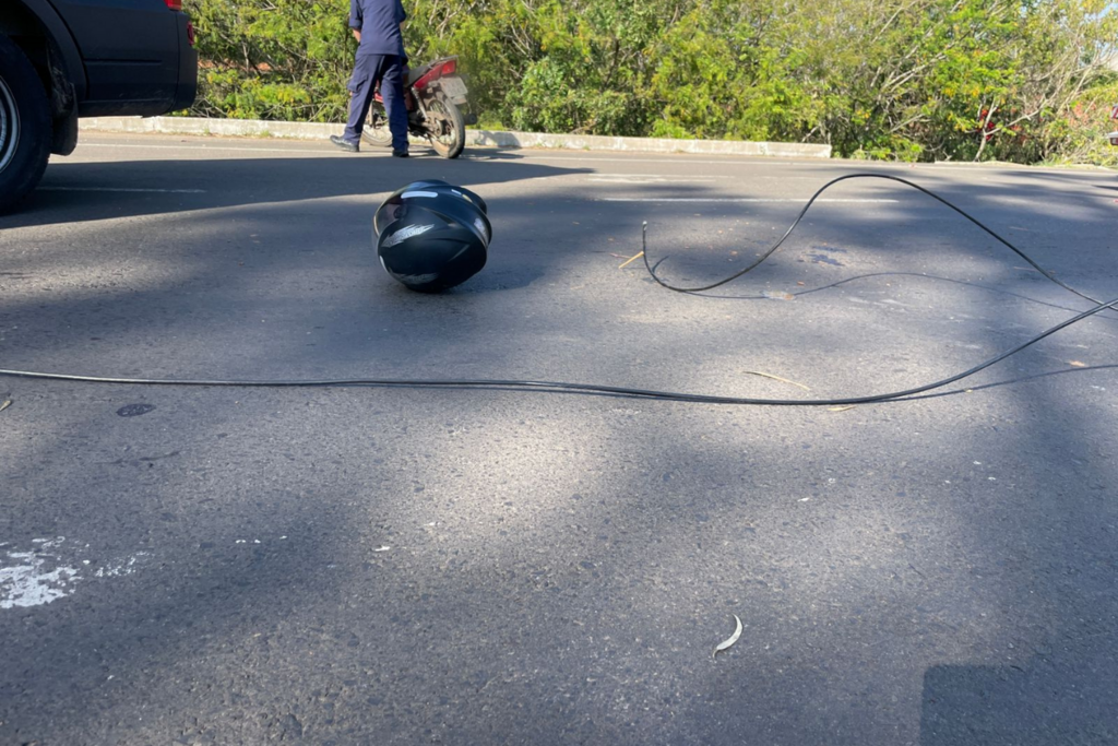 Motociclista sofre queda ao ser atingida por fio solto após passagem de caminhão na Faixa Nova de Camobi