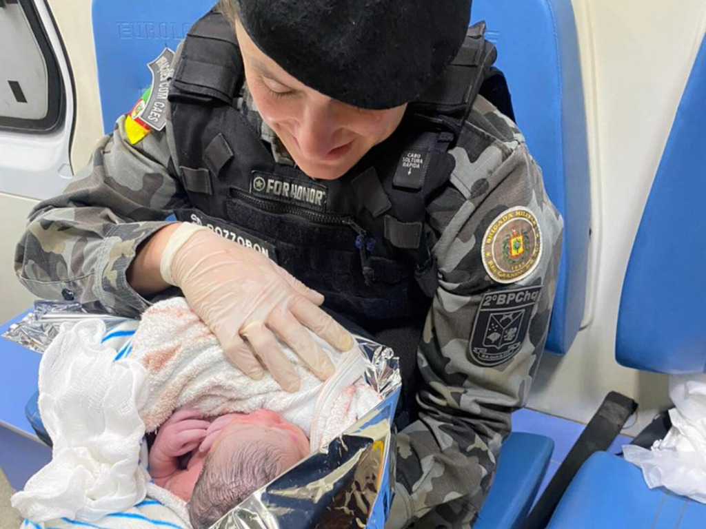 Policiais auxiliam no parto de mulher em situação de rua em Santa Maria