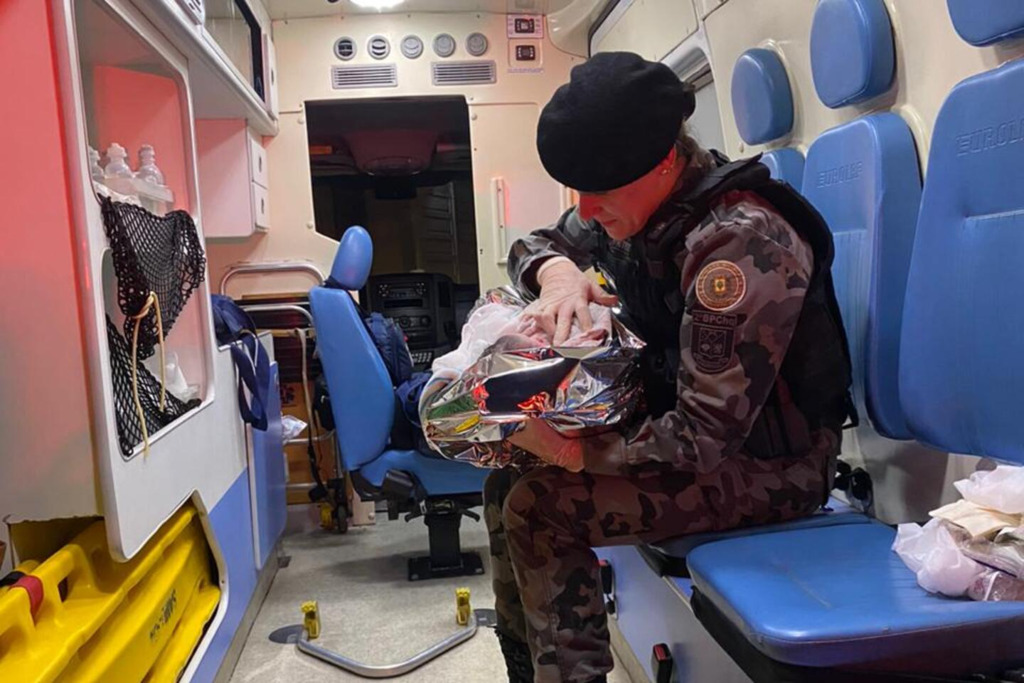 título imagem Policiais auxiliam no parto de mulher em situação de rua em Santa Maria