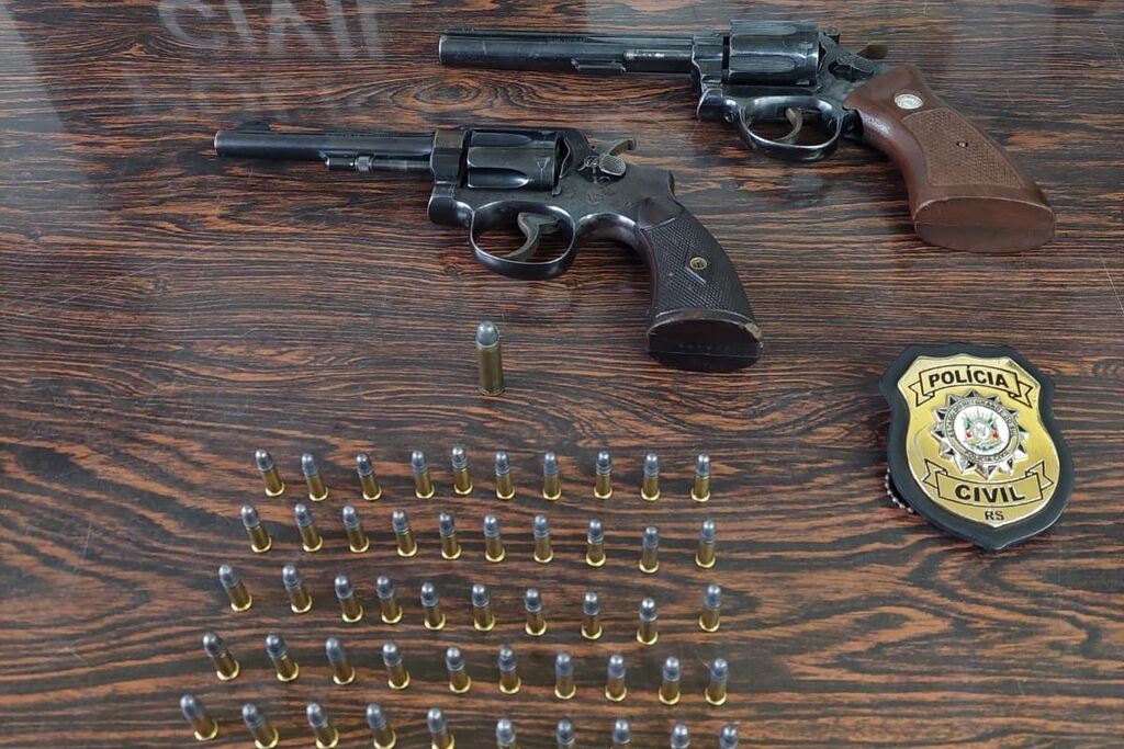 título imagem Delegacia da Mulher apreende armas e munições em ocorrência de violência doméstica em Santa Maria