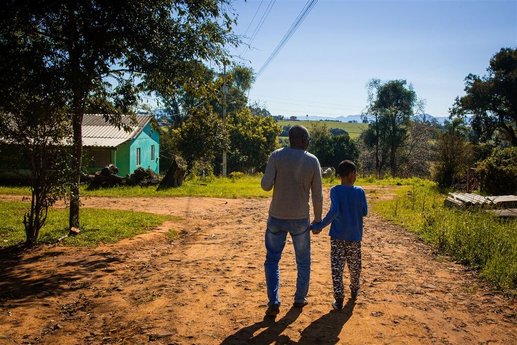 Fotos: Nathália Schneider (Diário) - O representante e liderança da comunidade de São Miguel dos Carvalhos, Roberto Potássio Rosa, 67 anos, e o neto Eliézer de Souza Rosa, 7 anos