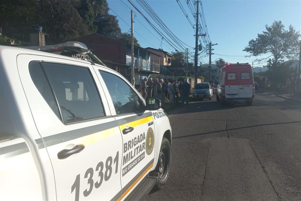 título imagem Homem fica gravemente ferido em colisão envolvendo duas motocicletas em Santa Maria