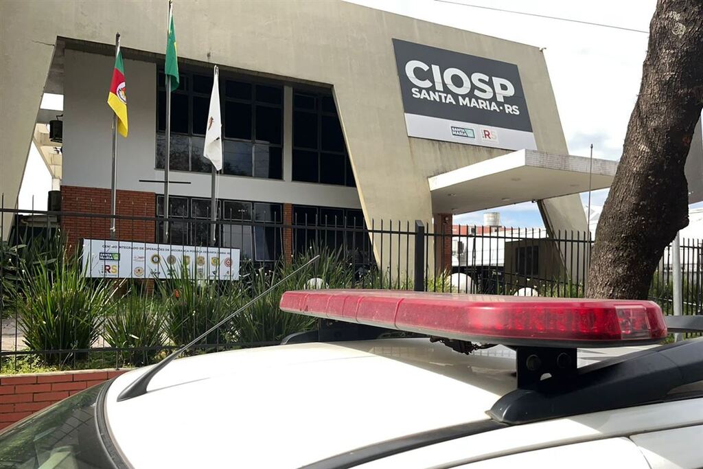 título imagem Motorista embriagado é preso após colidir veiculo em poste em Santa Maria