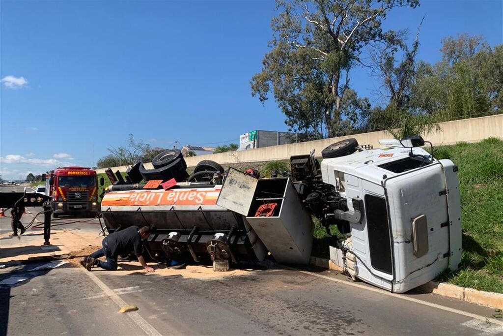título imagem Caminhão carregado com óleo diesel tomba na ERS-509 em Santa Maria