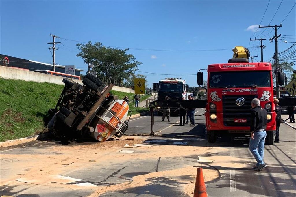Galeria de imagens: Com auxílio de um caminhão guincho, veículo foi desvirado da rodovia