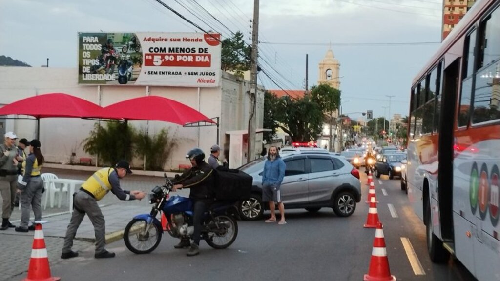 título imagem Mais de 110 veículos são abordados pela Operação Balada Segura