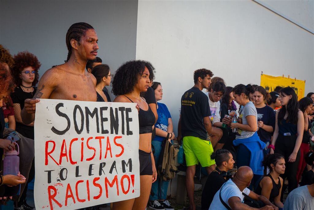 título imagem Alunos da UFSM realizam protesto antirracista na tarde desta segunda
