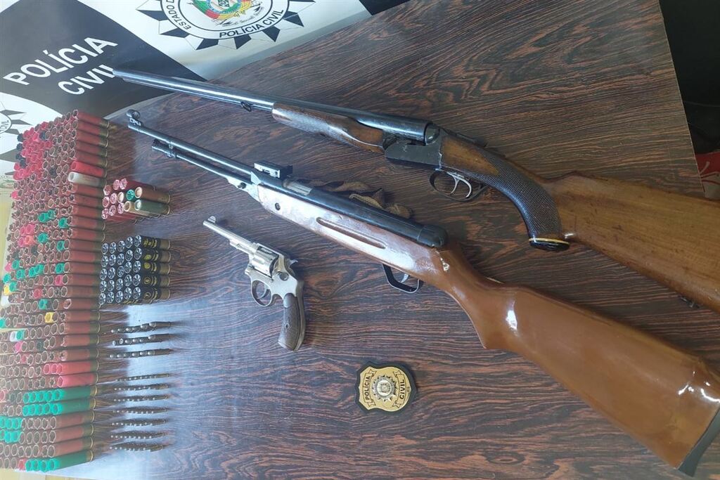 Armas e munições são apreendidas em ocorrência de violência doméstica em Santa Maria Armas e munições são apreendidas em ocorrência de violência doméstica em Santa Maria