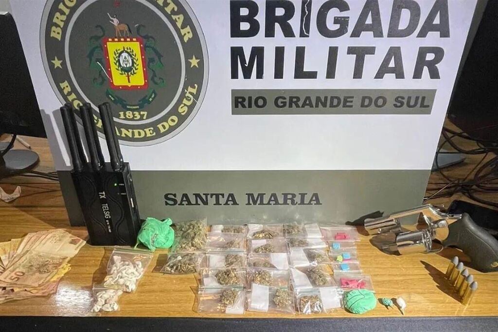 título imagem Trio é preso por tráfico e porte ilegal de arma no Bairro Urlândia em Santa Maria
