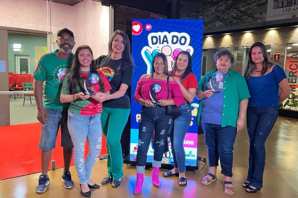 Foto: Nathália Arants (Diário) - Representantes das ruas Silva Jardim (a partir da esq.), Goiânia e Cândida Vargas foram premiados