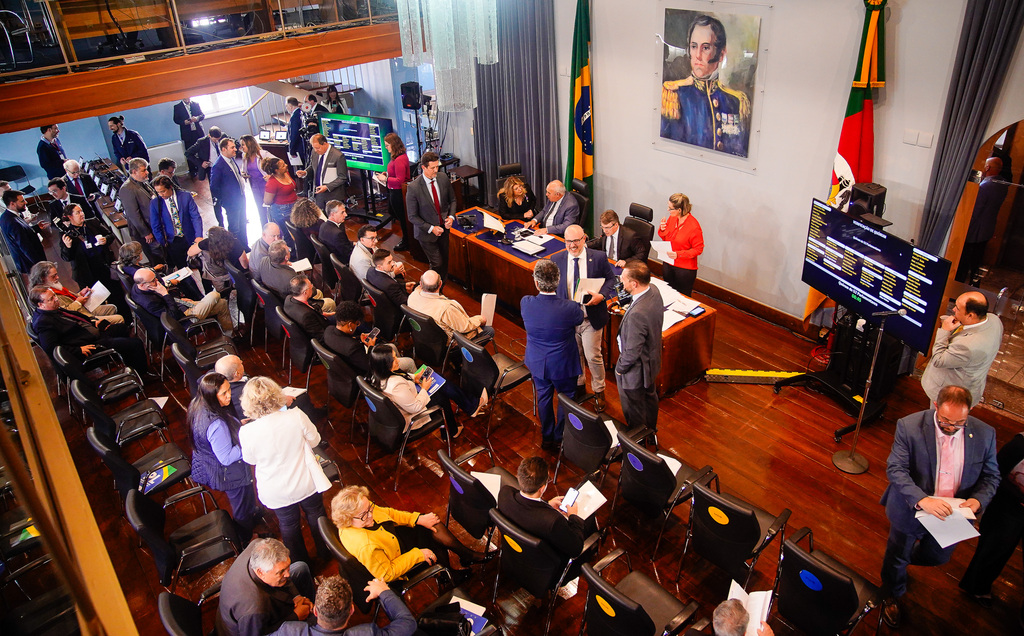título imagem Deputados aprovam contratação de professores e servidores