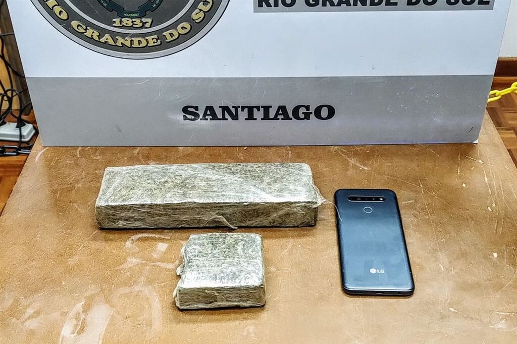 Foto: Brigada Militar - 854 gramas de maconha foram apreendidos pela Brigada Militar após suspeitos tentarem fugir