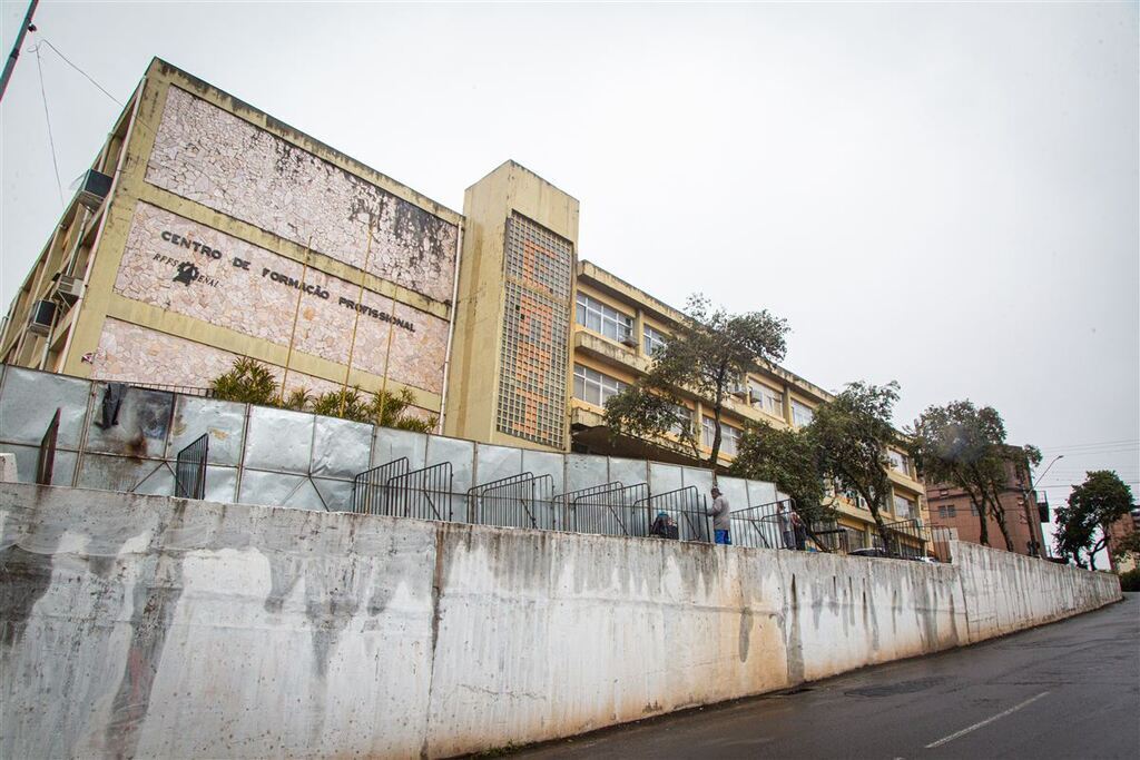 Universitário que caiu de muro lateral ao viaduto da Gare é submetido a uma nova cirurgia no Husm