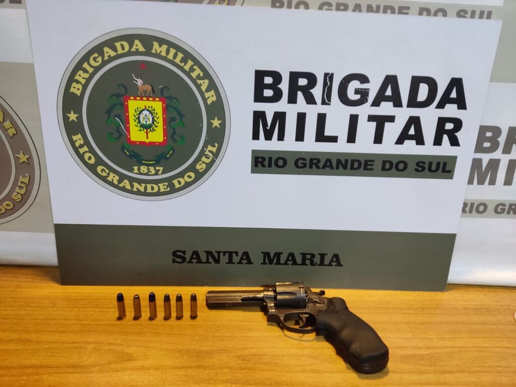 Jovem é preso por porte ilegal de arma durante revista