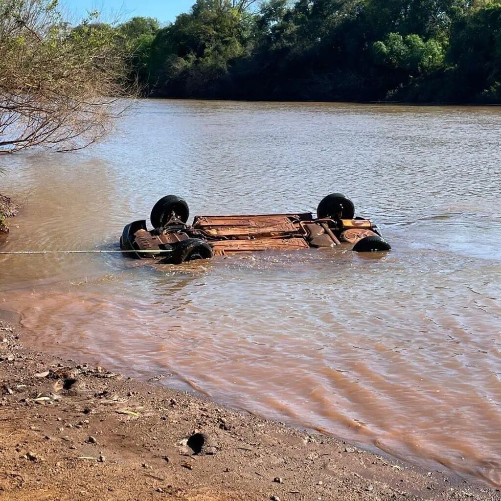 título imagem VÍDEO: mulher morre após carro cair de balsa e afundar em rio no Noroeste do Estado