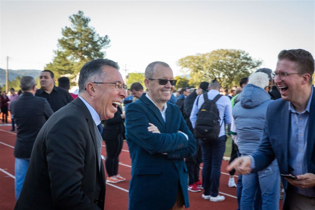 título imagem Candidatos à prefeitura marcam presença na inauguração da pista de atletismo da UFSM