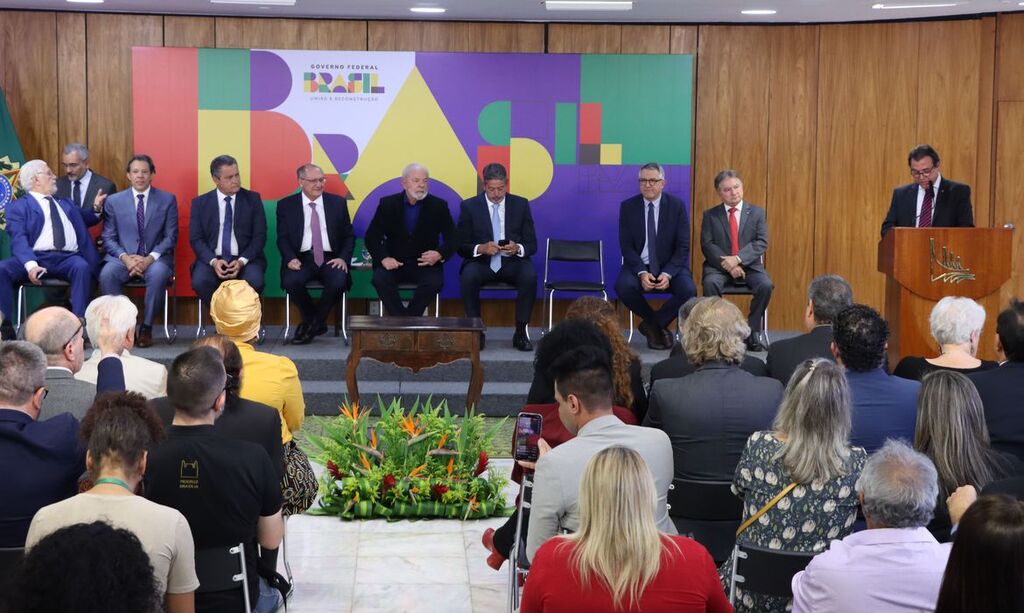título imagem Sancionada lei que aumenta o salário mínimo e amplia a isenção do Imposto de Renda