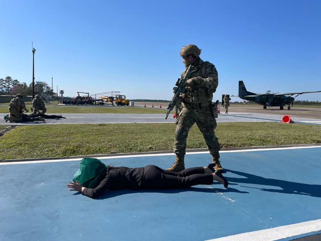título imagem Avião é sequestrado e aeroporto de Santa Maria tem ameaça de bomba em simulação da PF