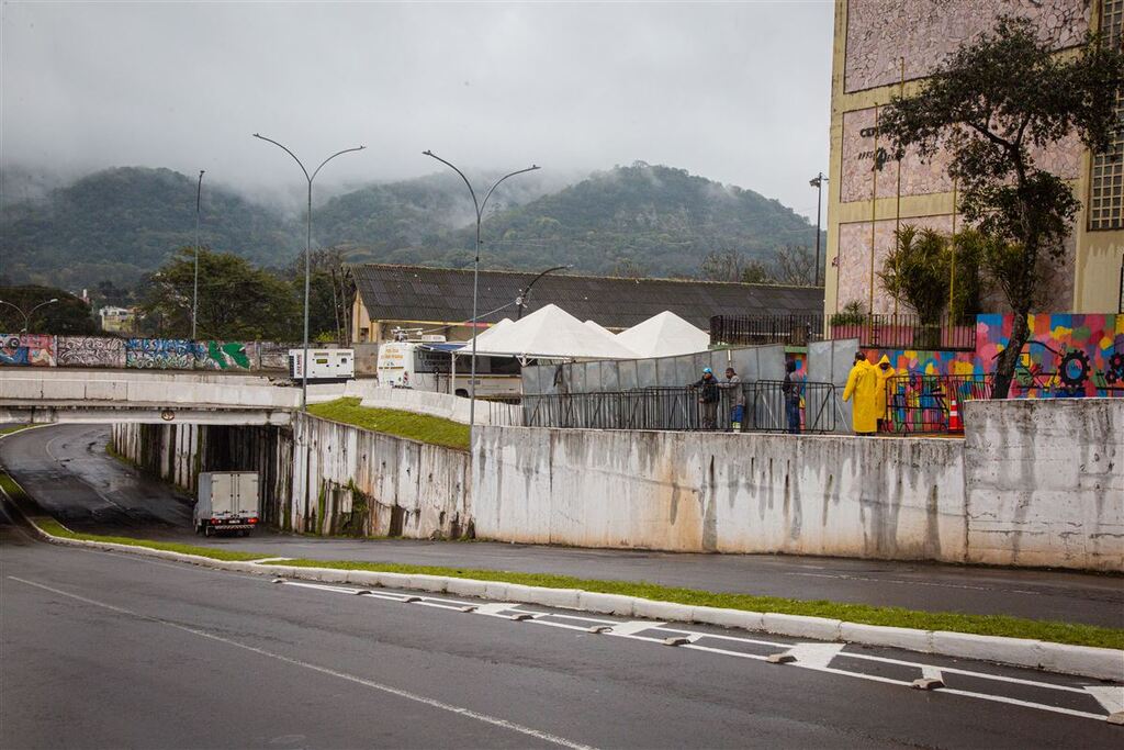 título imagem Universitário que caiu de muro no viaduto da Gare sai da UTI do Husm