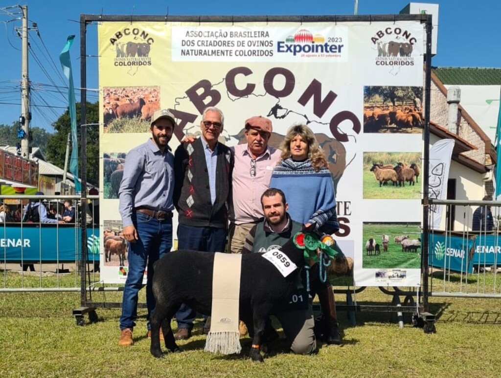 Foto: Roberson Barcelos (Arquivo Pessoal) - A família proprietária da Cabanha Rancho Taura, junto ao presidente da Arco. Da esq. para dir. Eduardo Bison, Edemundo Ferreira Gressler (presidente da Arco), Osvaldo Barcelos Filho e Nelli Scherer Barcelos