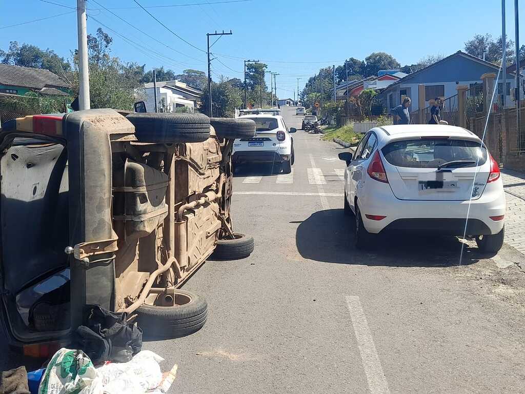 Motorista embriagado se envolve em acidente e tomba veículo
