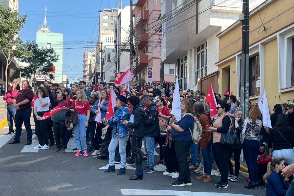 título imagem Sem anúncio de reajuste, professores do município seguem em estado de greve