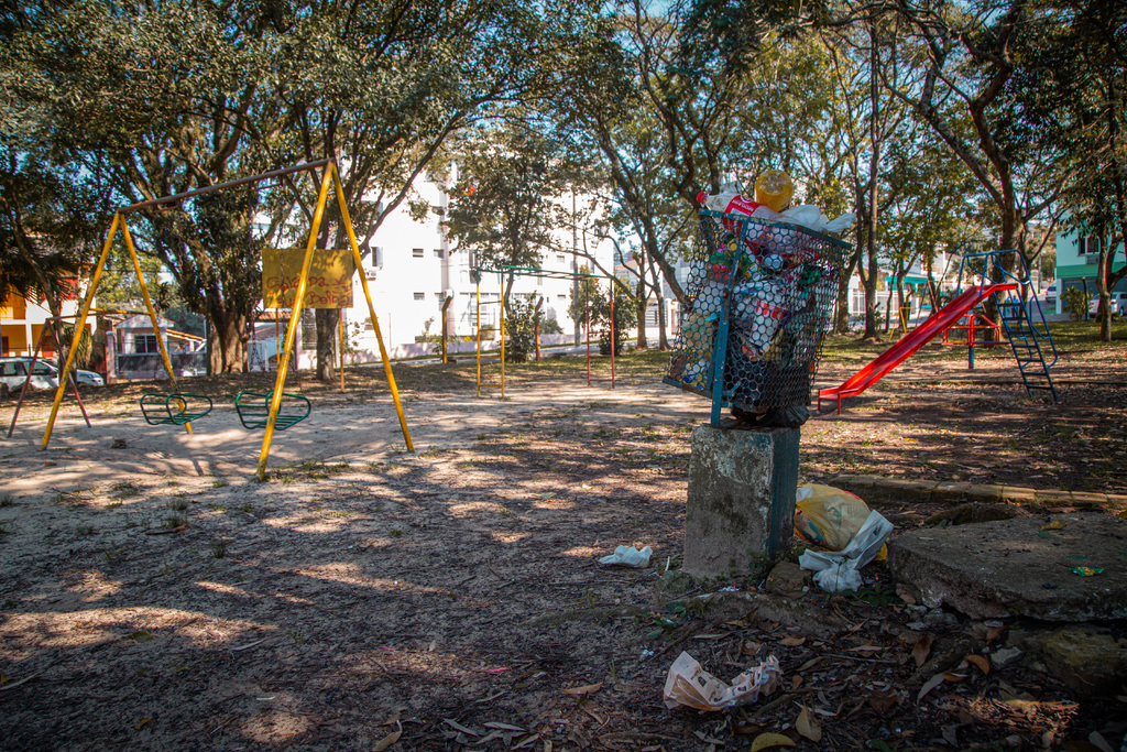 Galeria de imagens: Lixeira na Praça do Nonoai