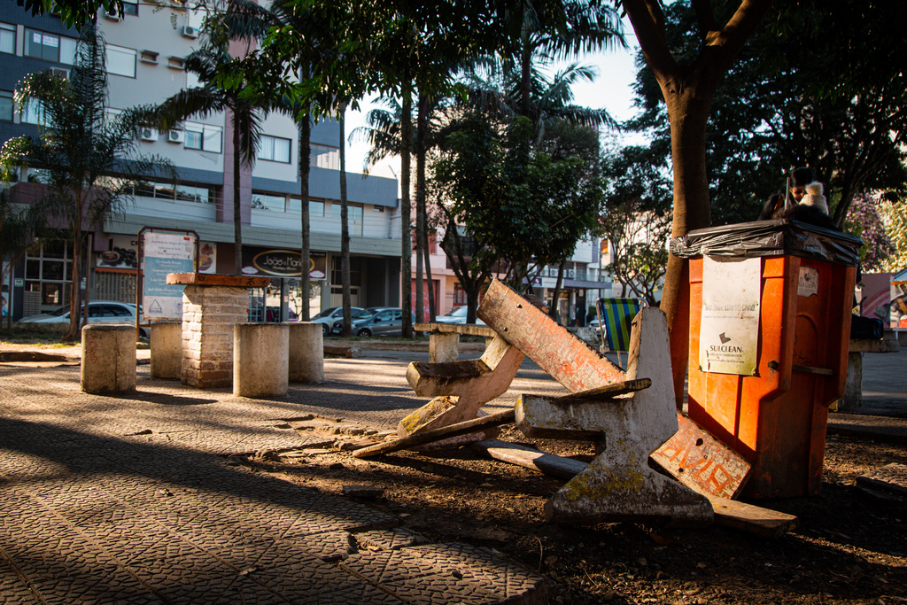 Galeria de imagens: Bancos e lixeiras depredados na Praça Saturnino de Brito