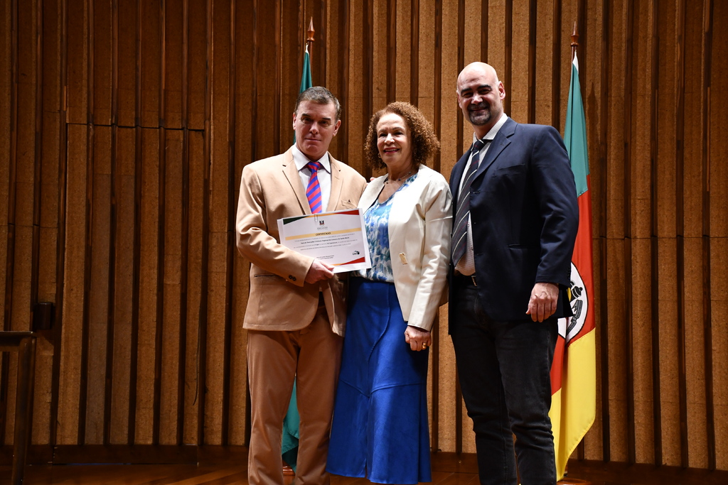 Foto: Eduardo Nichele/Márcio Daudt (DICOM/TJRS) - Juiz Ulysses Fonseca Louzada recebe certificado pelas mãos da Presidente do Tribunal de Justiça, Desembargadora Iris Helena Medeiros Nogueira.