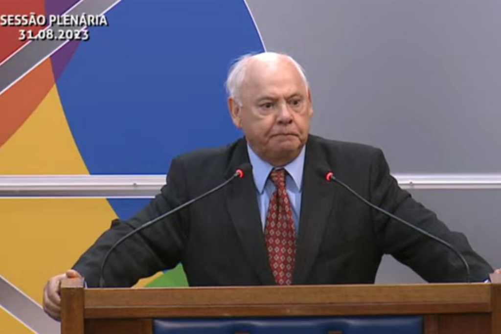 Foto: TV Câmara (Reprodução) - Vereador por 16 anos, o advogado João Nascimento falou na Tribuna na sessão de quinta-feira