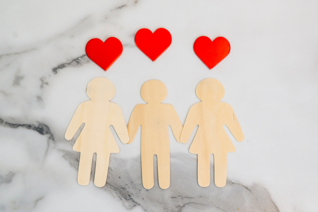 Pai, mãe e mãe: Justiça reconhece união poliamorosa em certidão de nascimento de bebê