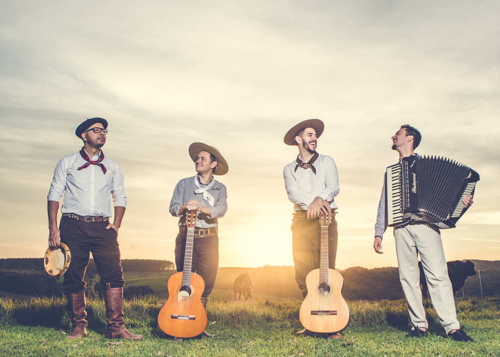 Foto: Marion Rodrigues (Divulgação) - No espetáculo “Memórias Regionais”, o grupo Fio de Bigode traduz em canções e intervenções teatrais os costumes do Rio Grande do Sul.