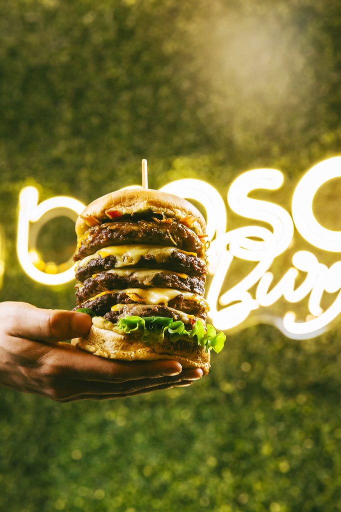 Na Brasa completa dois anos com muita alegria e hambúrgueres deliciosos