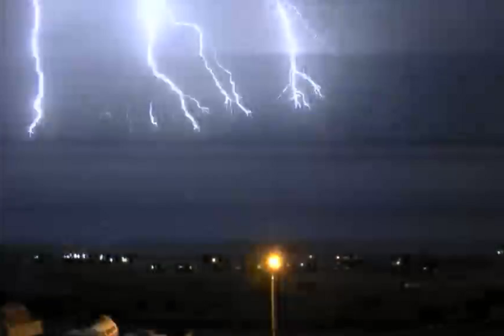 título imagem VÍDEO: cerca de 300 raios são registrados no céu de Santa Maria no fim de semana