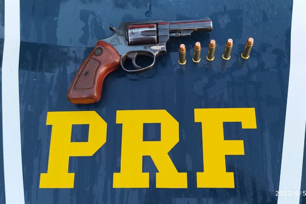 título imagem Motorista é preso por embriaguez e porte ilegal de arma após se envolver em acidente na região