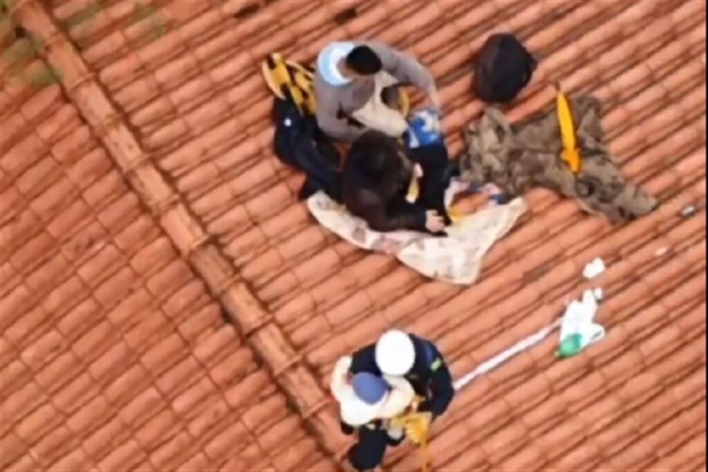 VÍDEO: Polícia Rodoviária Federal resgata mulher e bebê ilhados em Roca Sales; seis pessoas morreram até o momento