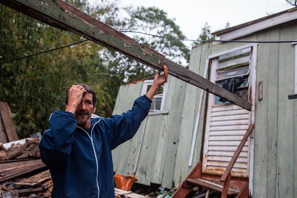 “Para eu colocar meu filho para dentro de casa”: morador busca reconstruir seu lar após chuva da segunda-feira em Santa Maria “Para eu colocar meu filho para dentro de casa”: morador busca reconstruir seu lar após chuva da segunda-feira em Santa Maria