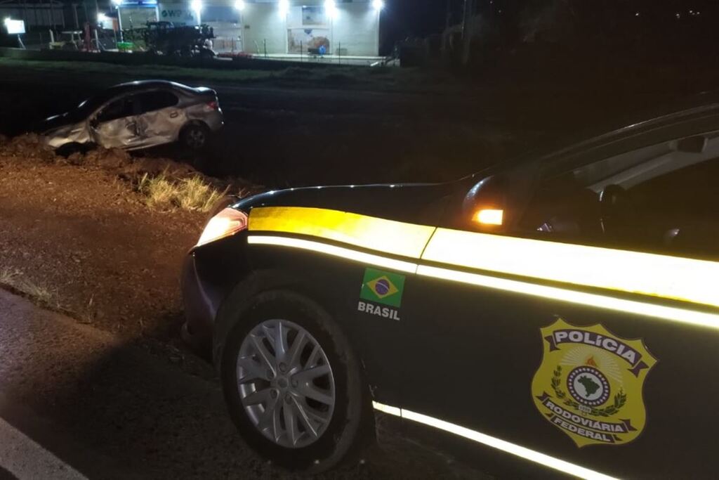 Veículo sai da pista, colide em barranco e capota na BR-287 em Santiago