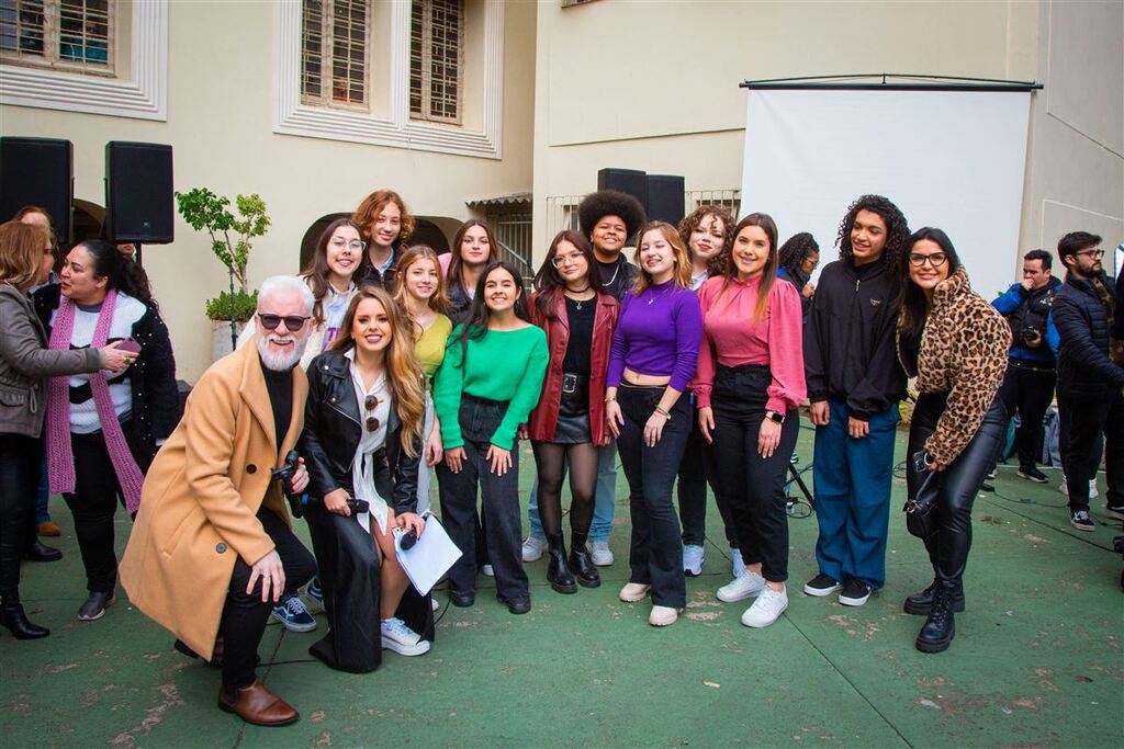 Fotos; Nathália Schneider (Diário) - As 12 participantes que passaram por 4 fases do processo. Também, o padrinho Felipe Albino e madrinhas Tais Lima e Michelli Torrico.