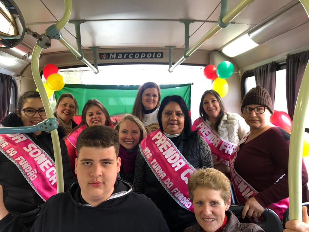 Com posse de peões e prendas, Turma do Fundão entrou no clima farroupilha dentro de ônibus