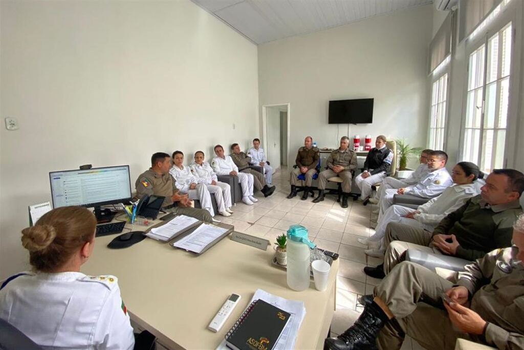 Galeria de imagens: Coronel Luigi e o Tenente-Coronel Zilio foram em visita ao HBMSM sendo recepcionados pela Diretora Geral do Hospital da Brigada Militar de Santa Maria, Tenente-Coronel Nina Rosa Budel, juntamente com seus oficiais