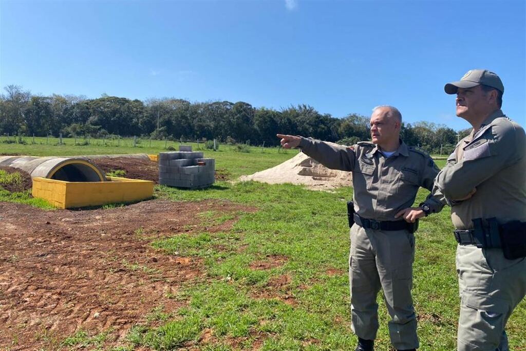 Foto: Brigada Militar - Coronel Cleberson Braida Bastianello e Coronel Luigi Gustavo Soares Pereira NO campo de instrução da BM, em Itaara