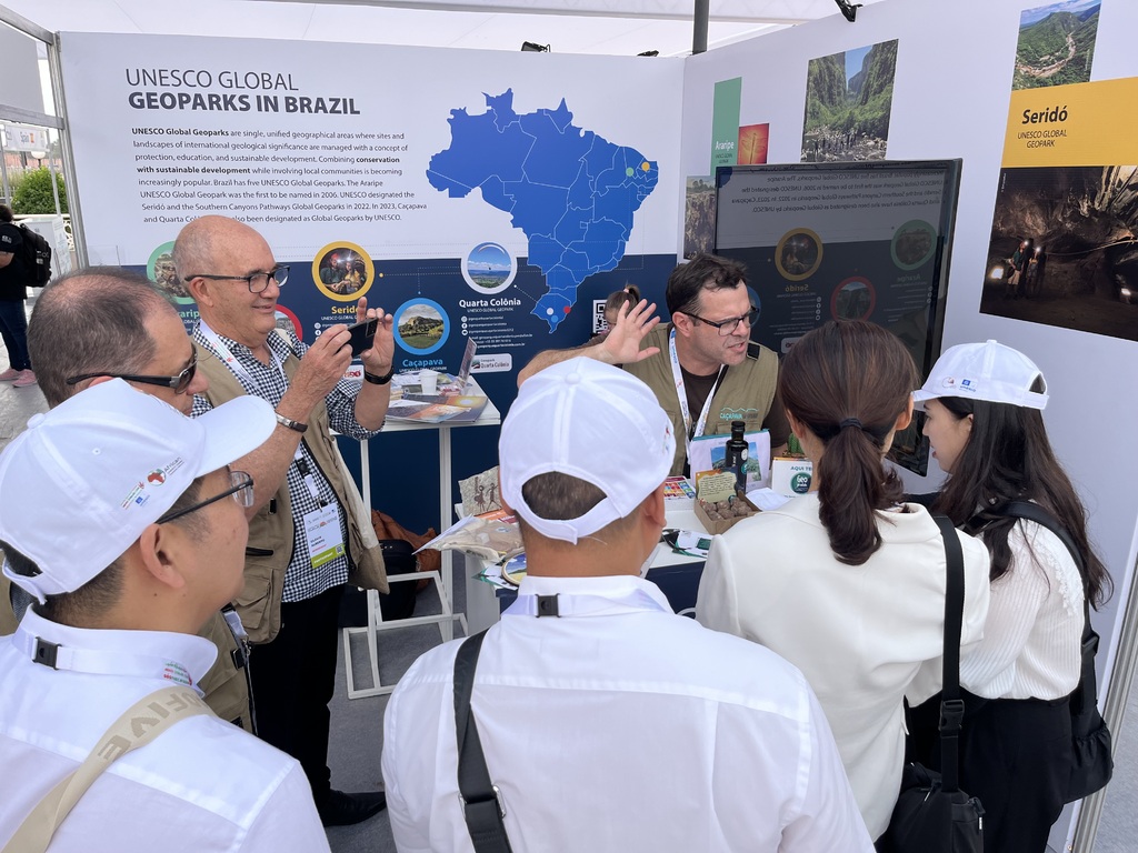 Galeria de imagens: Estande do Brasil recebe visitantes