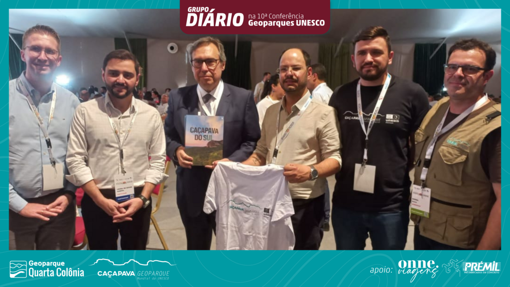 Fotos: Deni Zolin (Diário) - O embaixador Alexandre Parola (ao centro) recebeu um exemplar do Anuário da comitiva gaúcha formada por Beto Fantinel (a partir da esq.), Gabriel Souza, Giovani Amestoy, Stener Camargo e André Borba