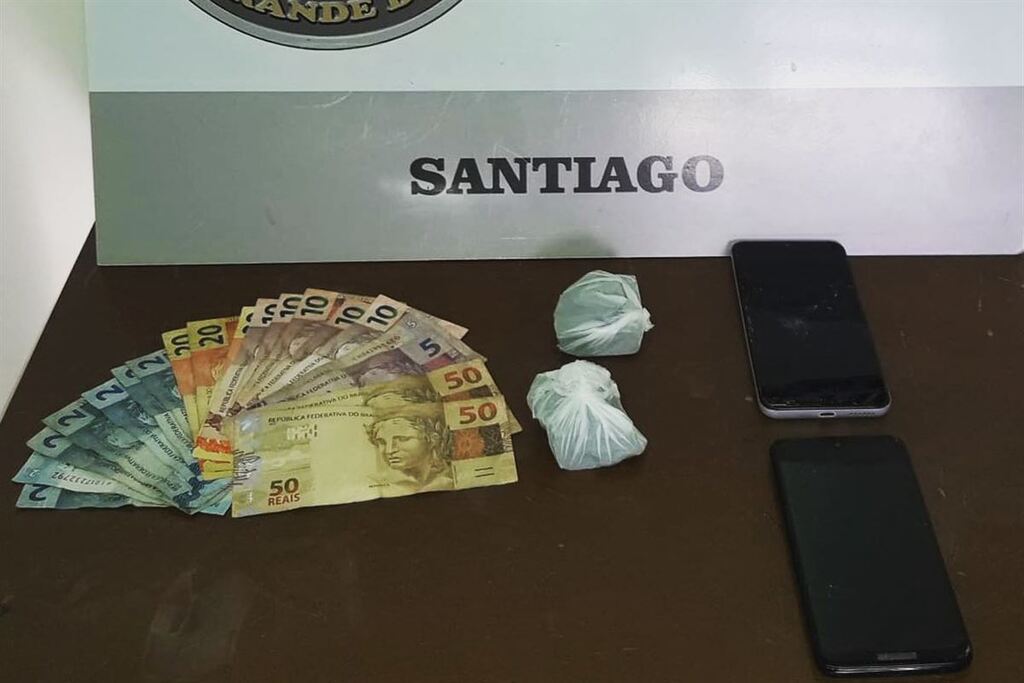 título imagem Jovem é preso por tráfico ao tentar fugir da polícia em Santiago