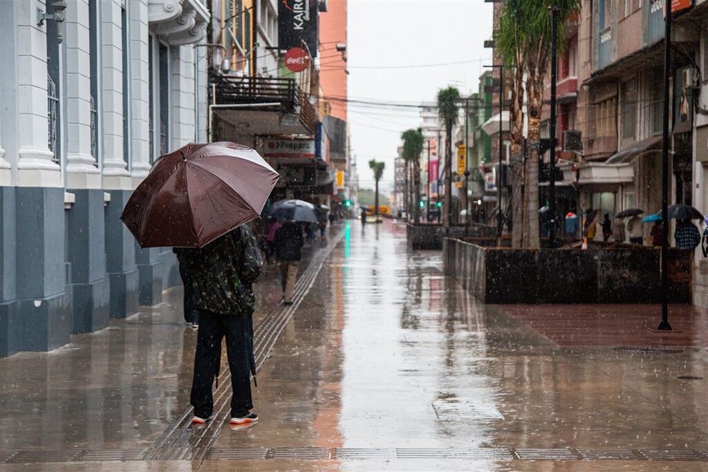 Semana deve ser marcada por calor, chuva intensa e retorno do frio; confira a previsão do tempo completa
