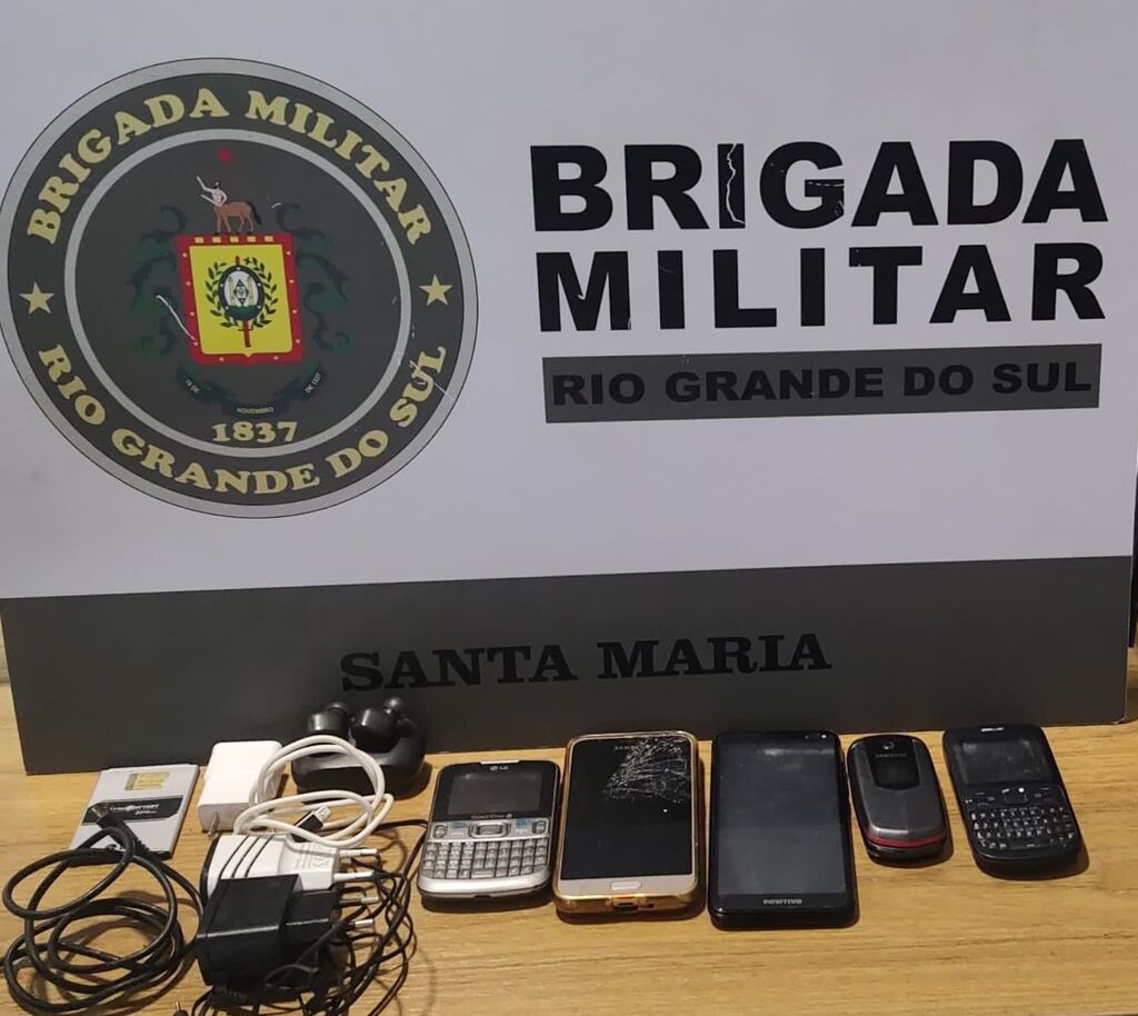 título imagem Homem é preso em flagrante arremessando telefones celulares para dentro do Presídio Regional de Santa Maria