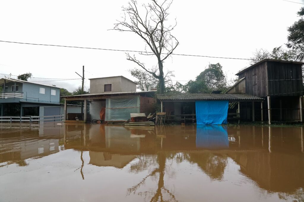 Foto:Nathália Schneider (Diário) - Rio Jacuí na sexta-feira (8). Hoje, as águas já reduziram.
