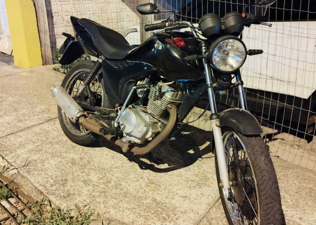 título imagem Moto é furtada em frente a residência no Bairro Nossa Senhora de Lourdes em Santa Maria