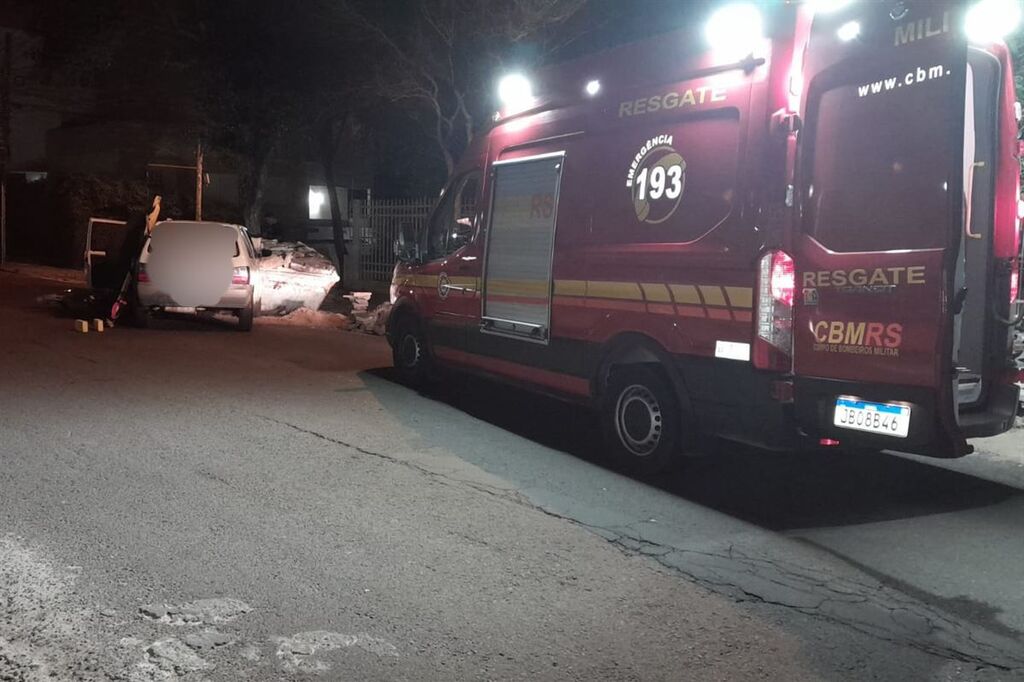 título imagem Motorista fica gravemente ferido após colidir veículo em caçamba de entulhos no Bairro Rosário em Santa Maria